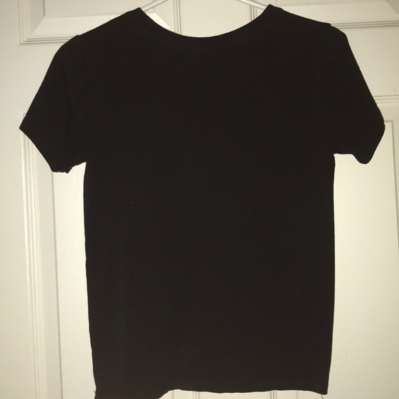 A black T - Picture 2 of 3